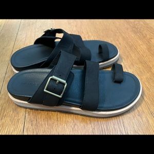 Merrell Juno Sandal in black. Size 7M